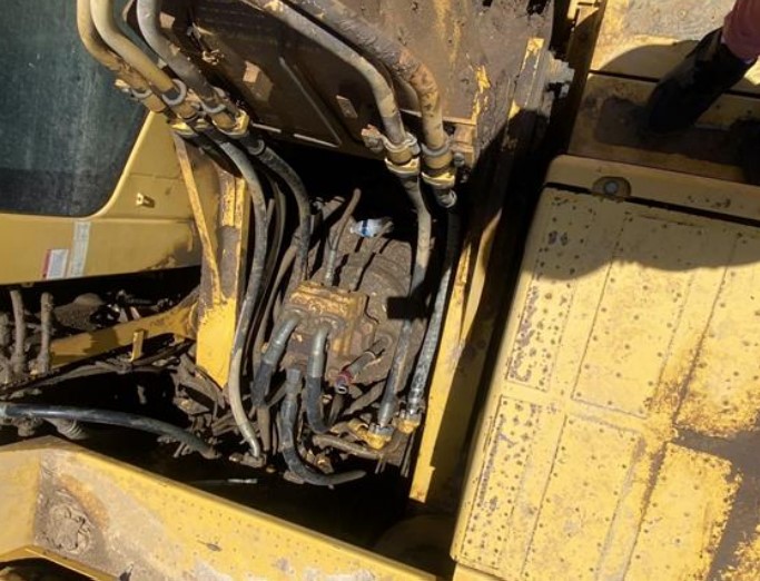 2016 Komatsu PC490LC-11 Excavator - Image 16