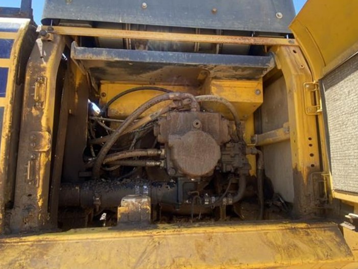 2016 Komatsu PC490LC-11 Excavator - Image 18