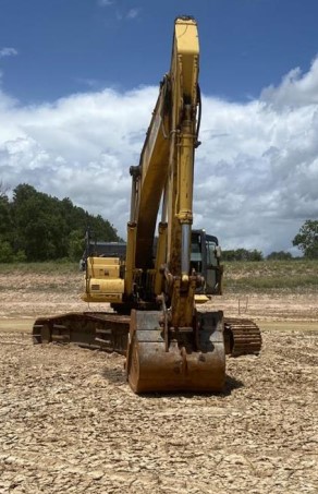2016 Komatsu PC490LC-11 Excavator - Image 3