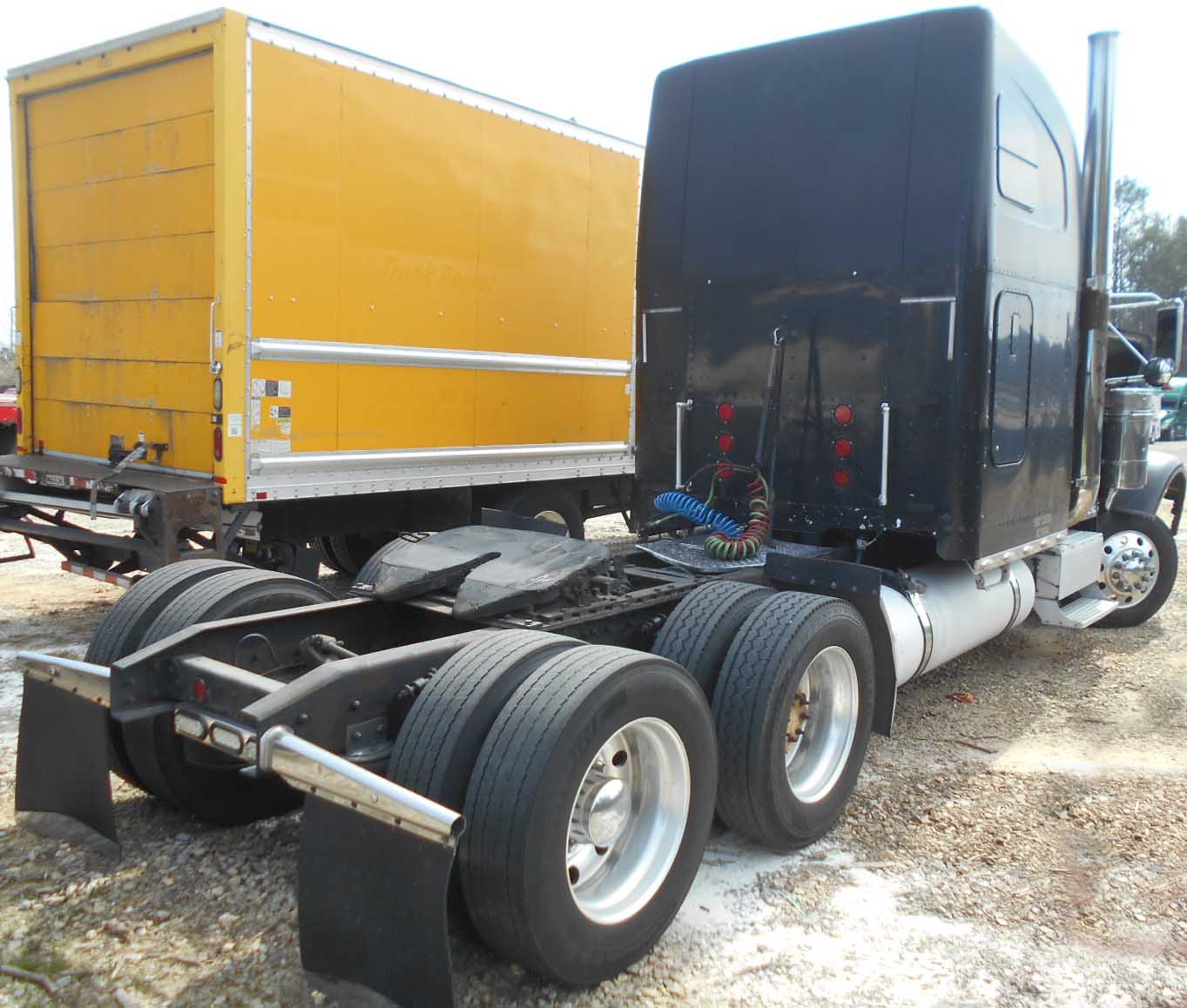 2002 Freightliner FLD 120 Classic XL - Image 5