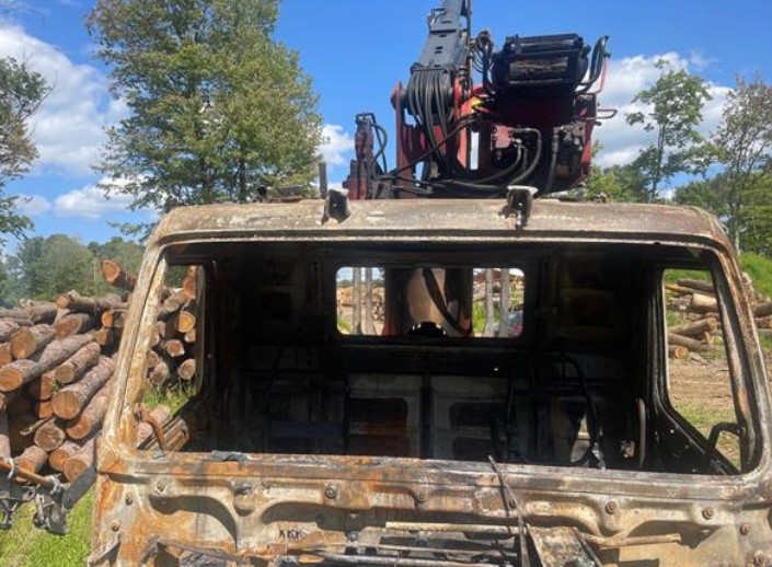 2002 Volvo Log Truck - Image 13