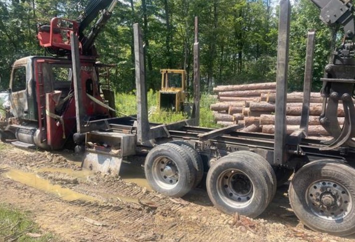 2002 Volvo Log Truck - Image 4