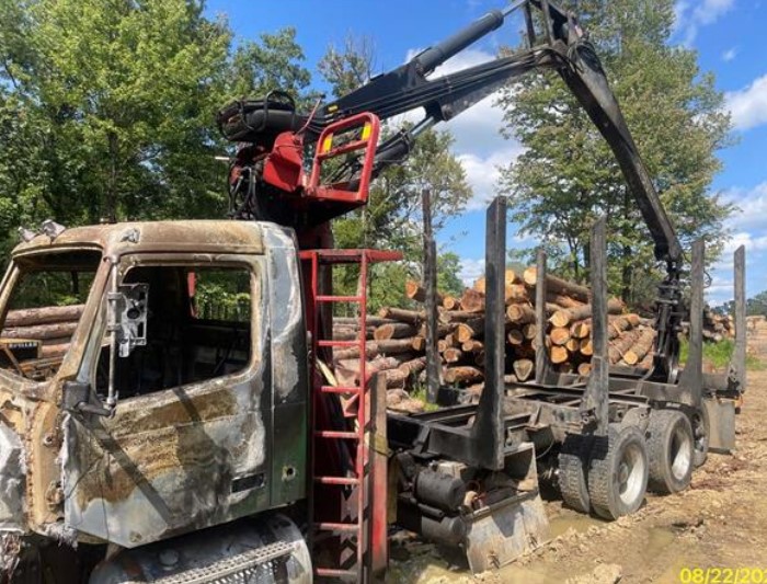 2002 Volvo Log Truck - Image 6