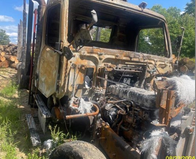 2002 Volvo Log Truck - Image 9