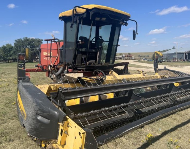 2004 New Holland HW300 Windrower - Image 2