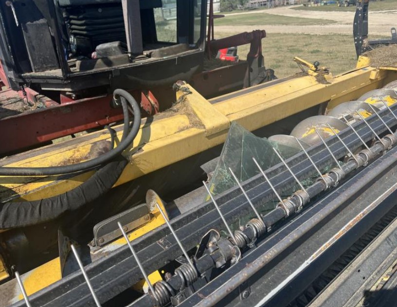 2004 New Holland HW300 Windrower - Image 5