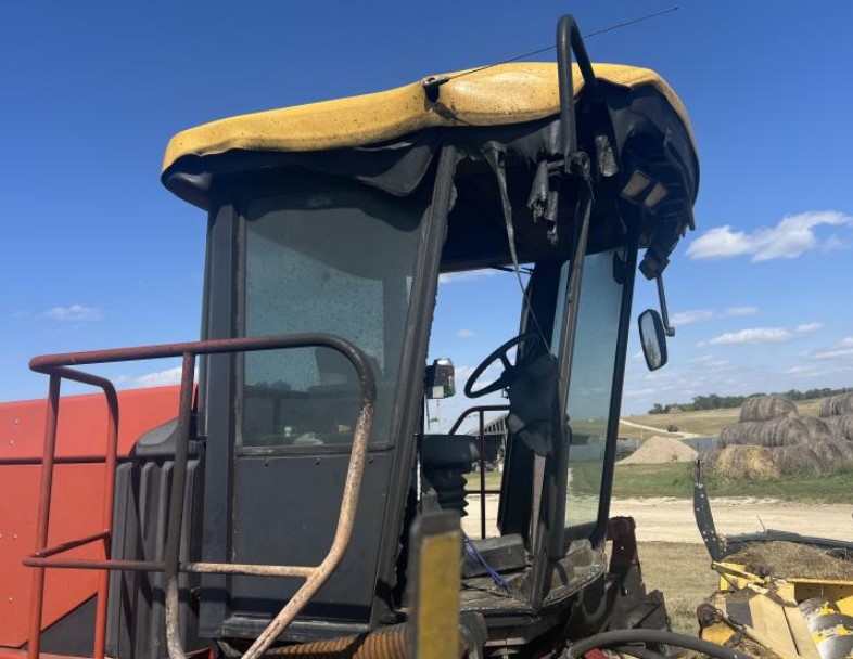 2004 New Holland HW300 Windrower - Image 6