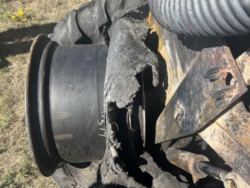 2004 New Holland HW300 Windrower - Image 9