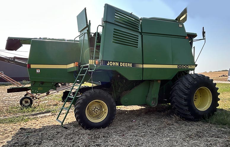 1997 John Deere 9600 Combine