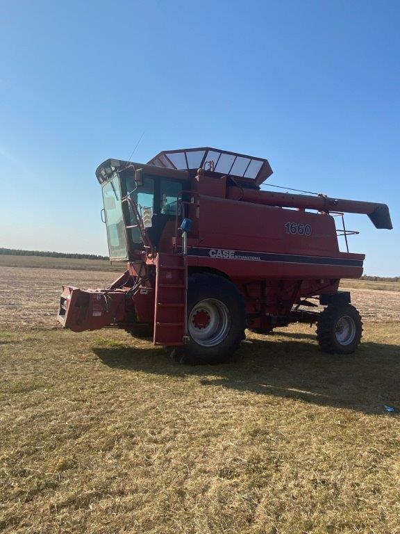1987 Case IH 1660 Combine - Image 7