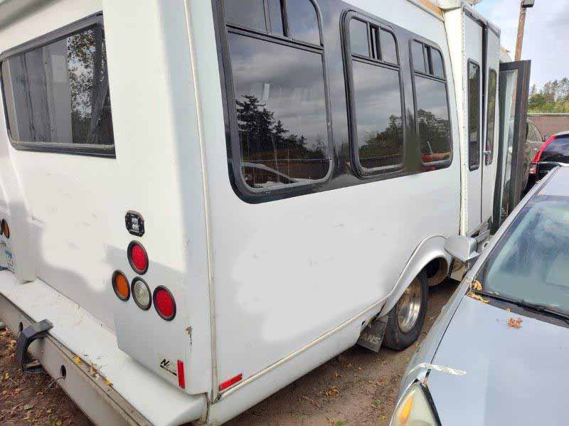 2011 Ford E450 Shuttle Bus - Image 14