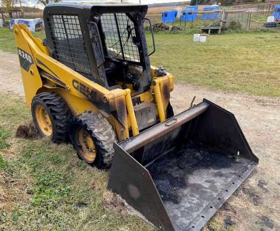 Gehl 4240 Skid Steer - Image 4
