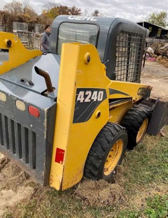 Gehl 4240 Skid Steer - Image 5