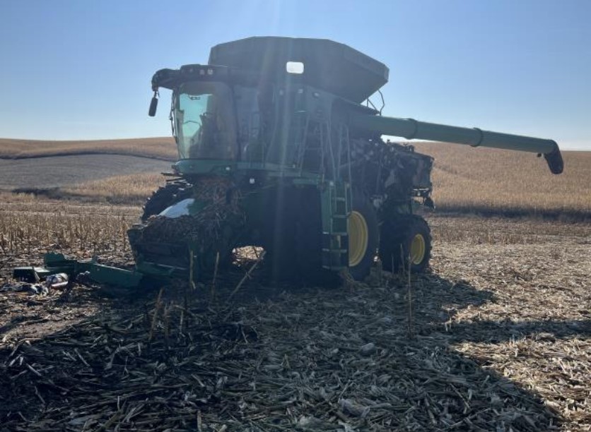 2022 John Deere S780 Combine - Image 2