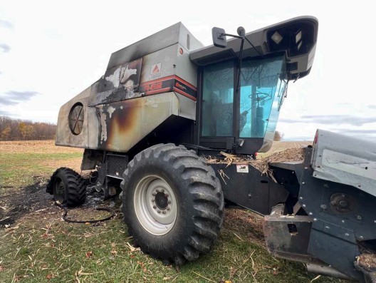 1993 Gleaner R62 Combine - Image 8