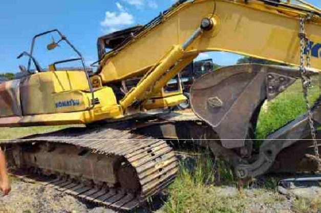 2011 Komatsu PC200LC-8 Excavator - Image 5