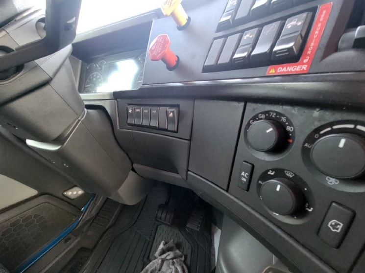 2022 Volvo 760 - Image 10