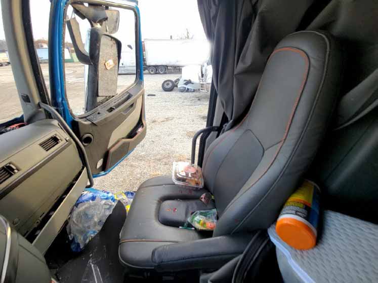 2022 Volvo 760 - Image 8