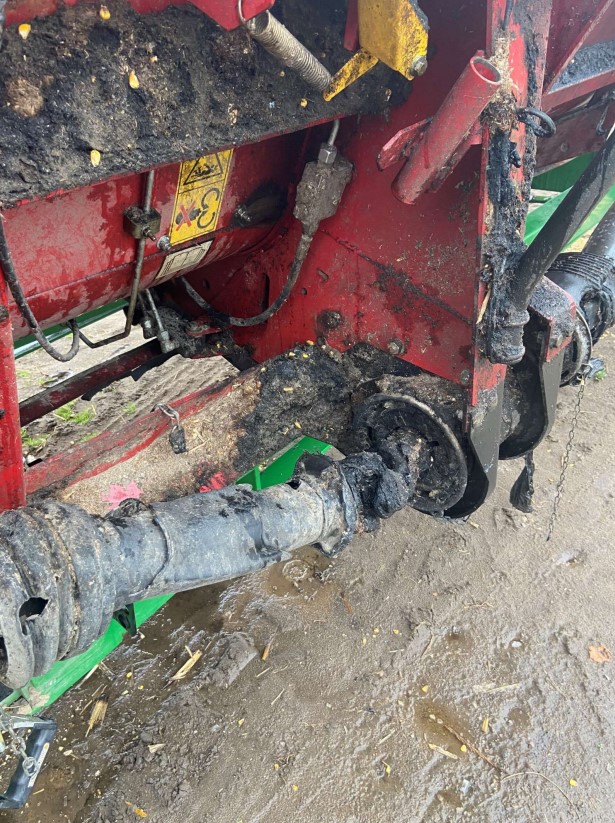 2013 Case IH 8230 Combine with Tracks - Image 10