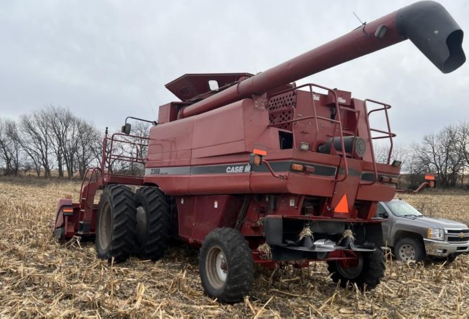 2006 CASE IH 2388 Combine - Image 2