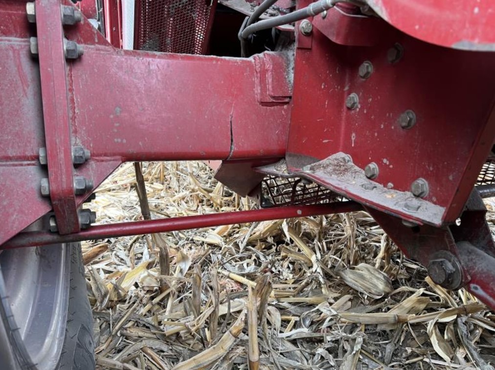 2006 CASE IH 2388 Combine - Image 9