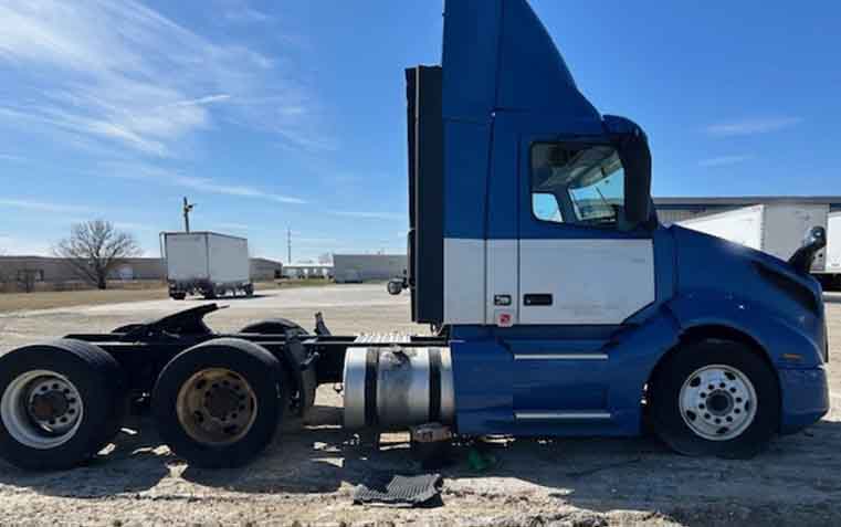 2023 Volvo VNL64T300 - Image 4