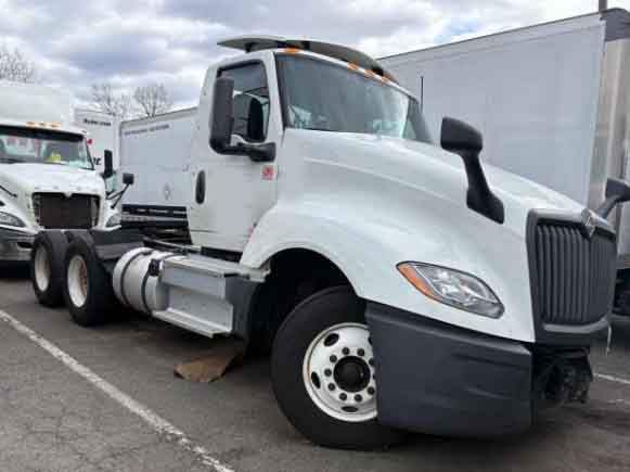 2021 International LT625 - Image 2