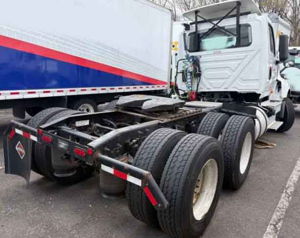 2021 International LT625 - Image 3