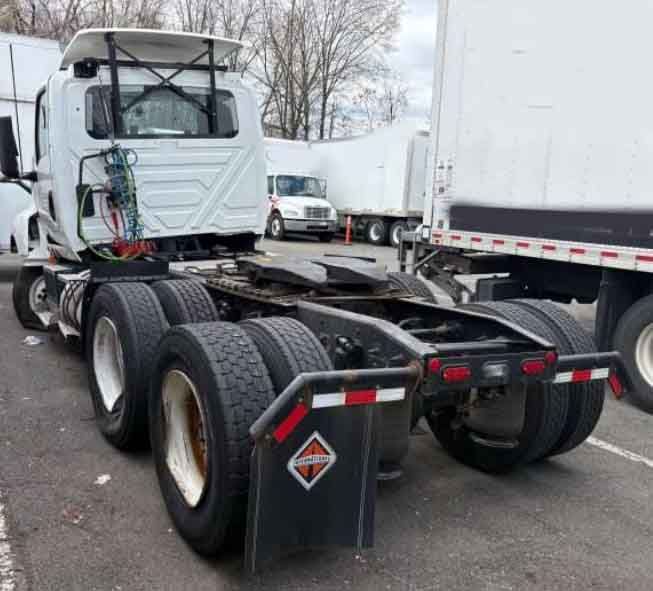 2021 International LT625 - Image 4