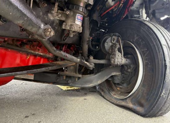 2021 International LT625 - Image 6