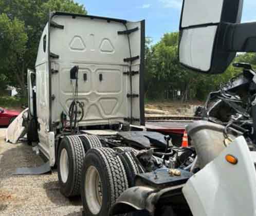 2022 Freightliner Cascadia - Image 2