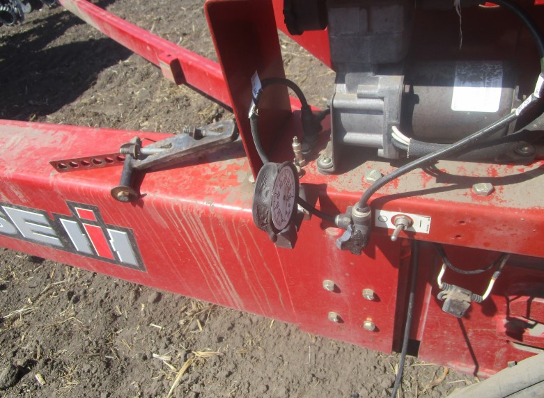 2012 Case IH 1250 24 Row Corn Planter - Image 8