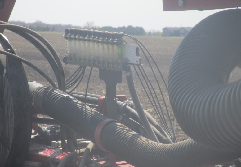 2012 Case IH 1250 24 Row Corn Planter - Image 9