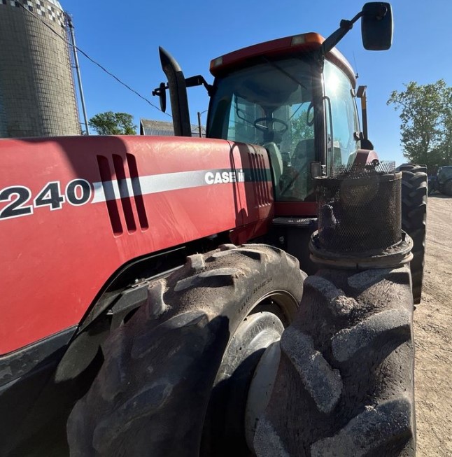 2001 Case IH MX240 Tractor - Image 9