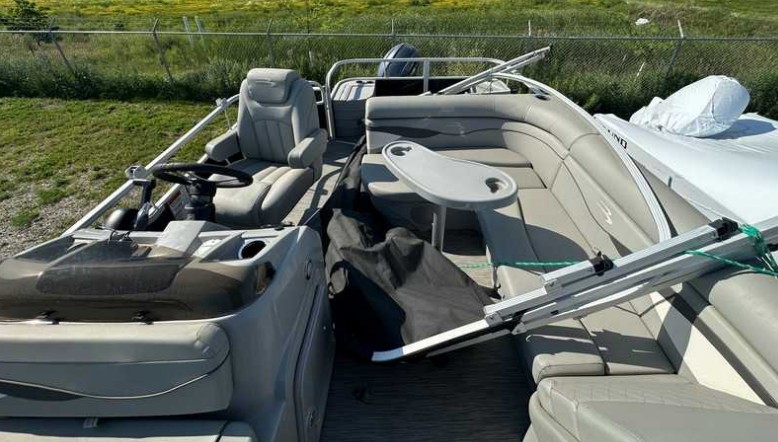 Bennington 20SVF Pontoon Boat - Image 2