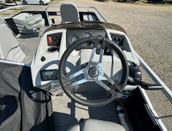 Bennington 20SVF Pontoon Boat - Image 5