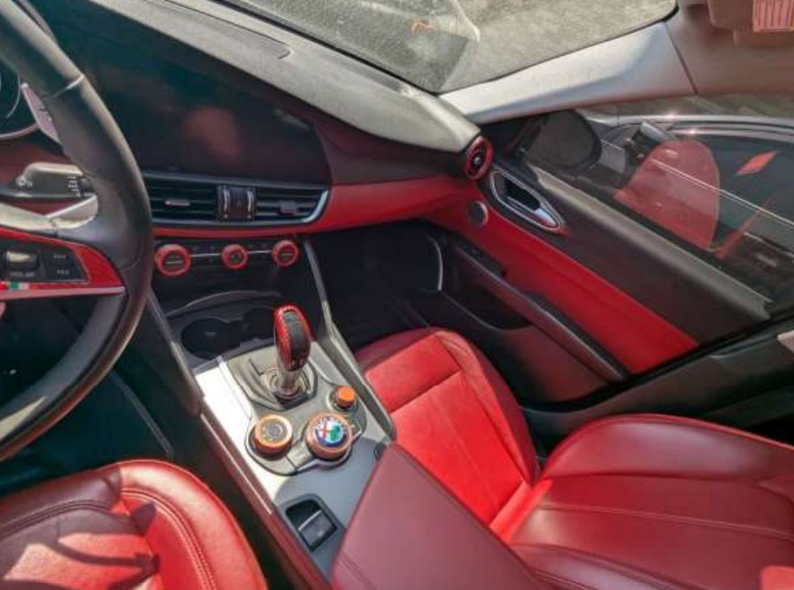 2018 Alfa Romeo Giulia - Image 12