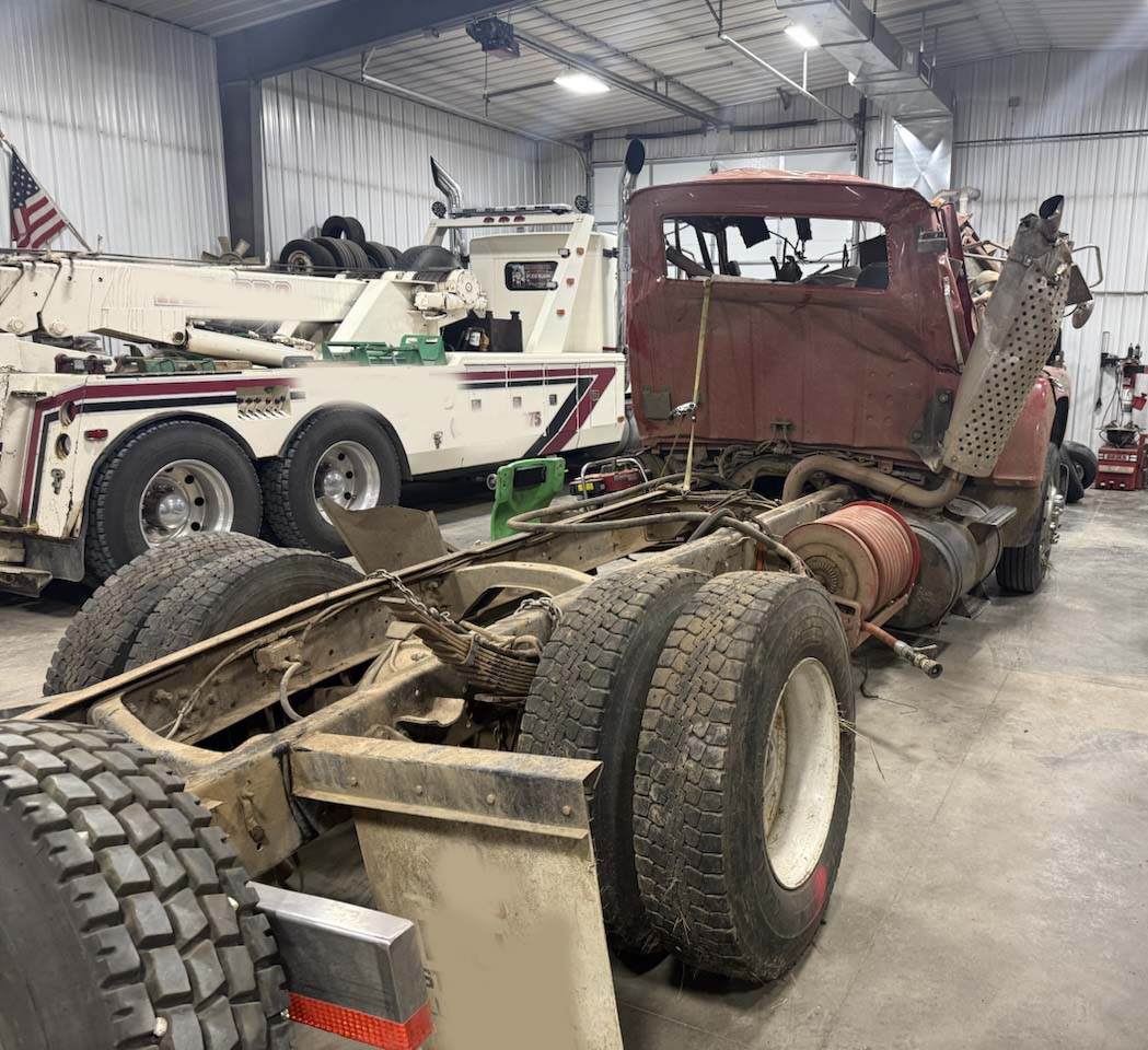 1989 Ford LN8000 Cab and Chassis - Image 5