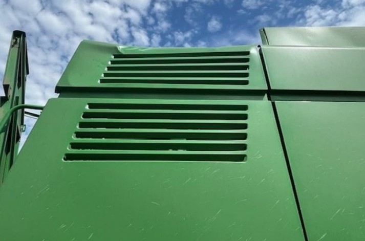 1992 John Deere 9600 Combine - Image 11