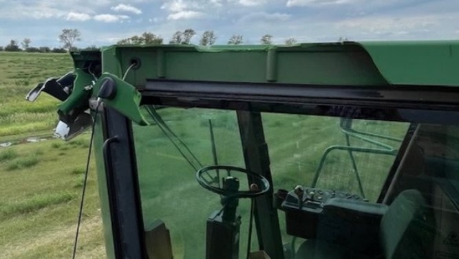 1992 John Deere 9600 Combine - Image 18