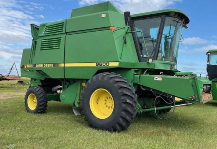 1992 John Deere 9600 Combine - Image 3