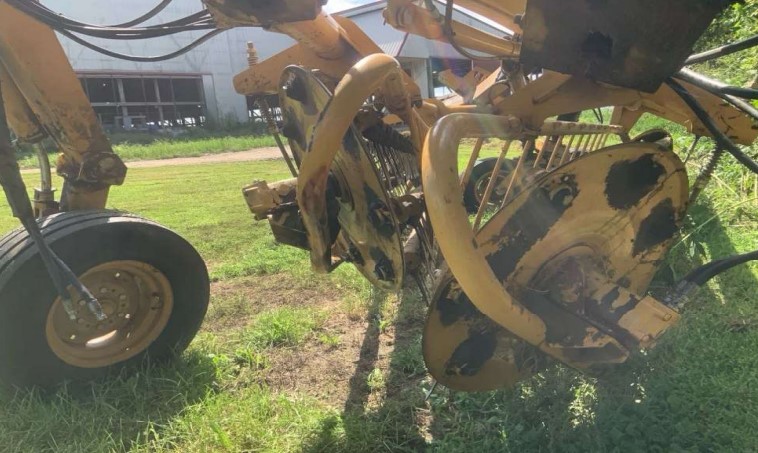 2016 Vermeer R2800 Hay Rake - Image 11