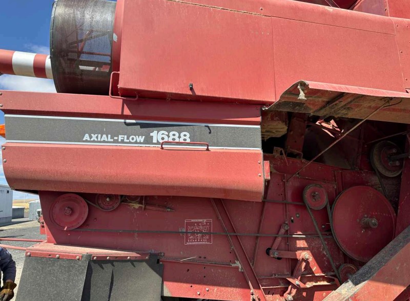 1993 CASE IH 1688 Combine - Image 2