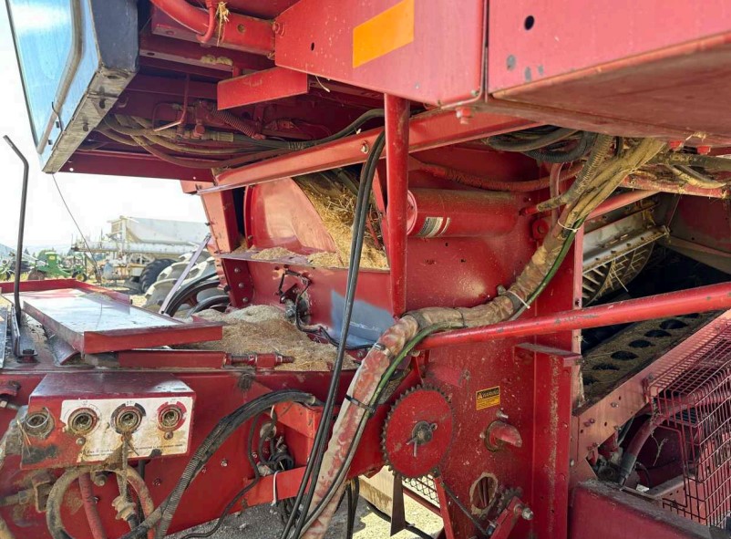 1993 CASE IH 1688 Combine - Image 4