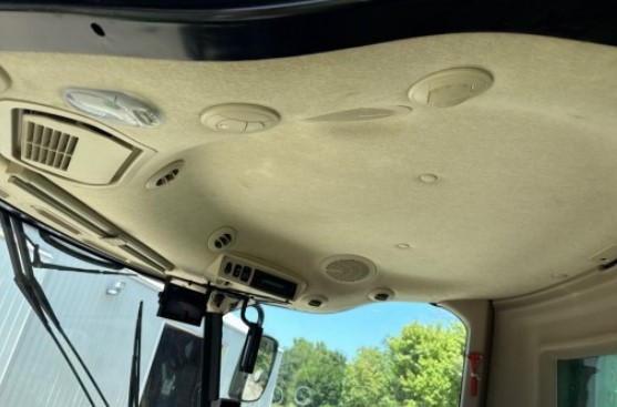 2014 John Deere s670 Combine - Image 19