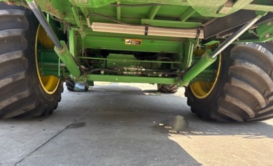 2014 John Deere s670 Combine - Image 9