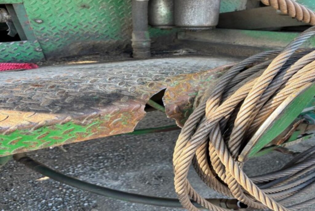 [Auction]: 1982 Hopper Workover Rig | VIN: GXXTA1049 | damaged | CAG