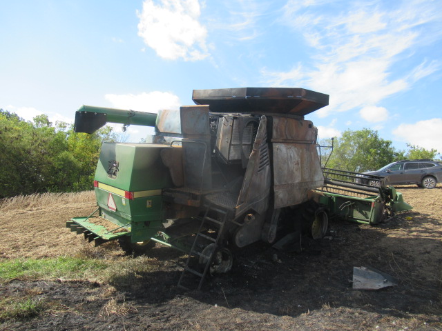 1992 John Deere 9400 Combine and Header - Image 15