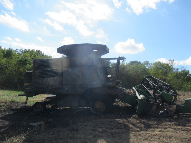 1992 John Deere 9400 Combine and Header - Image 16