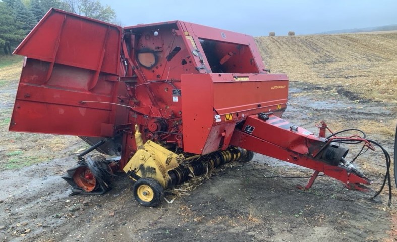 1997 New Holland 644 Baler - Image 7